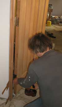 Karl securing hinges on a door